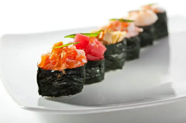 Traditional gunkan sushi recipe