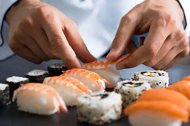 maestro de sushi en japón