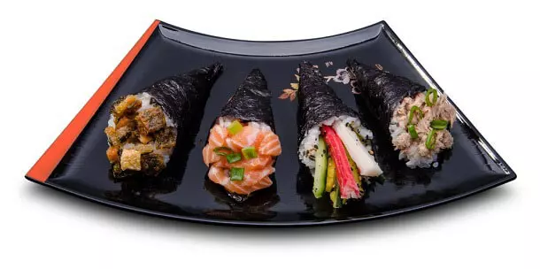 How to serve temaki sushi