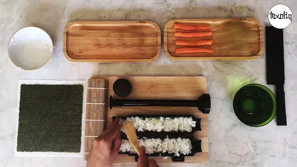 Innovative hosomaki sushi recipe step 2