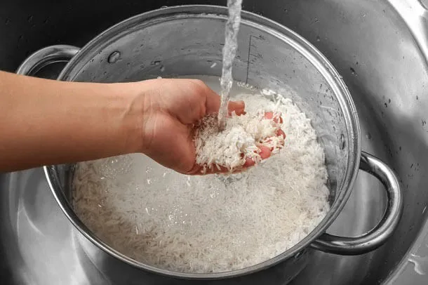 Hosomaki suşi pirincinin hazırlanması aşama 1