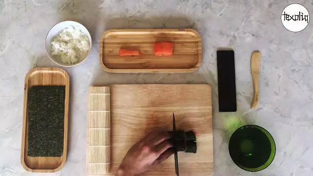 Tradycyjny przepis na sushi hosomaki krok 7