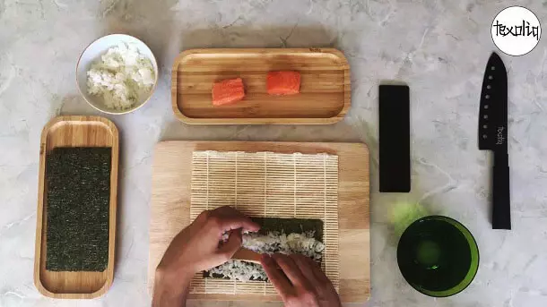Traditional hosomaki sushi recipe step 2